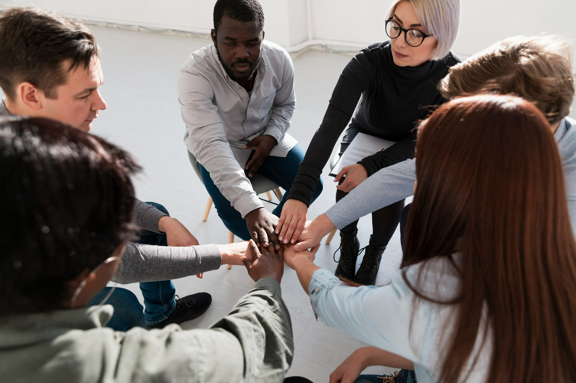 Groupe de personnes unissant leurs mains, Iteckway Toulouse Paris Occitanie.