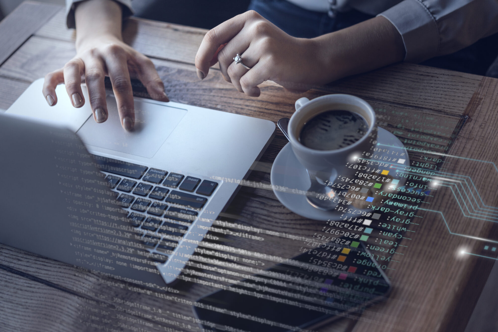 Main sur un ordinateur portable, café, Iteckway entreprise adaptée Toulouse.