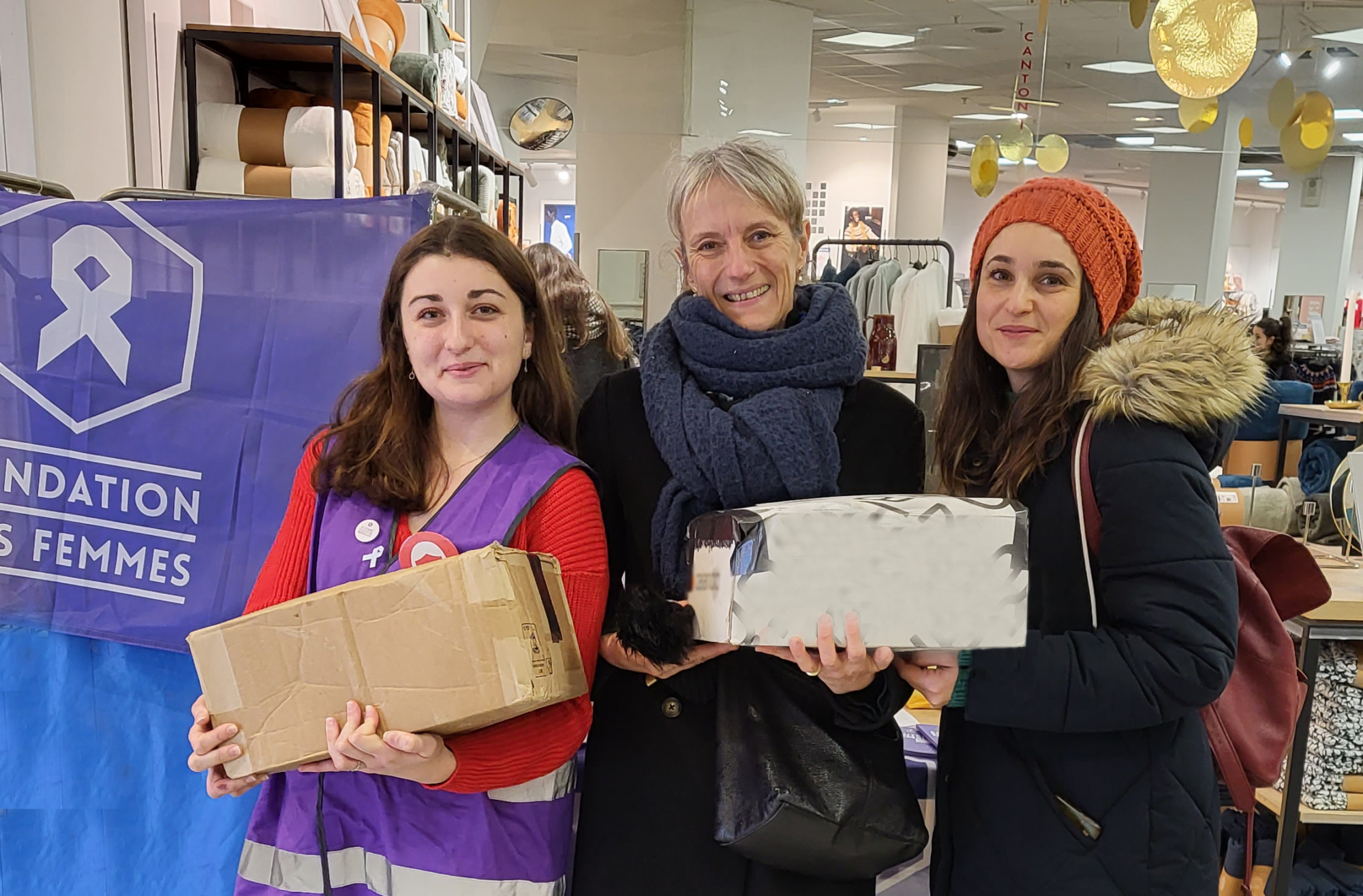 Trois femmes souriantes tenant des paquets, Iteckway Toulouse Paris Occitanie.